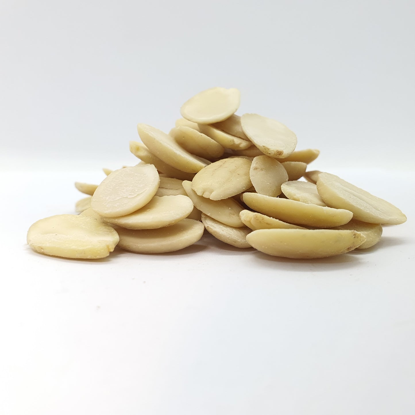 أنصاف اللوز